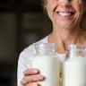 Marlies Abderhalden mit frischer Milch